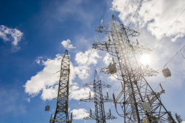 Mavi gökyüzüne karşı güç hattı
