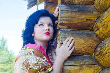 Ahşap zemin ev üzerine eşarp genç kadın