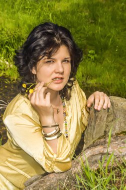 Arka plan bahar peyzaj üzerinde genç kadın