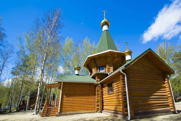 Igreja de madeira no fundo do céu azul — Fotografia de Stock