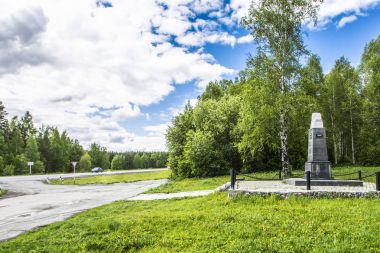 Avrupa ve Asya yakınındaki Pervouralsk, Sverdlovsk oblast, Rusya sınırındaki anıt