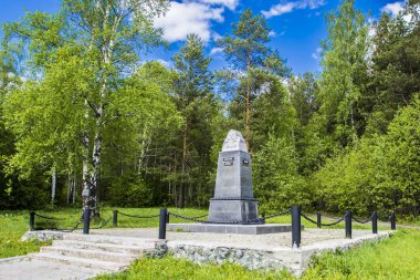 Avrupa ve Asya yakınındaki Pervouralsk, Sverdlovsk oblast, Rusya sınırındaki anıt