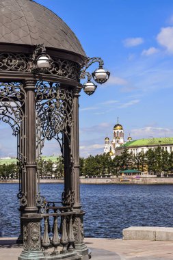 Ekaterinburg. Kan üzerinde tapınak manzarasına sahip bir şehir gölet dolgu