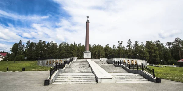  Avrupa - Asya Yekaterinburg yakınındaki sınırındaki Dikilitaş .