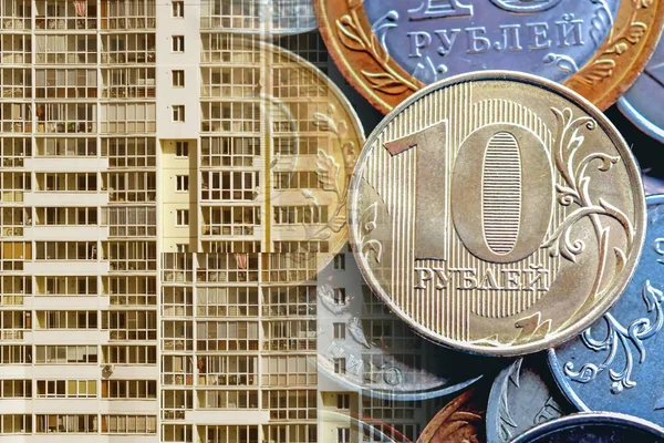 Mynten på bakgrunden av moderna hus . — Stockfoto
