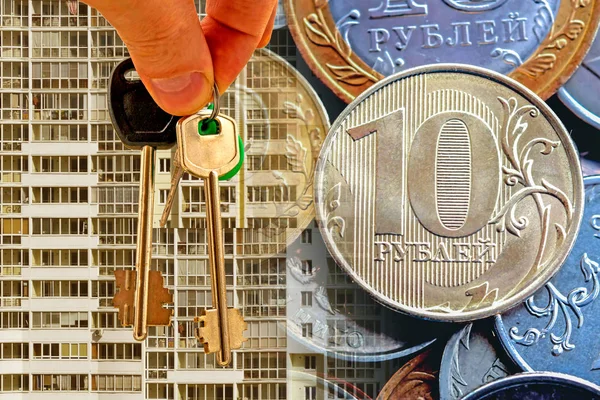 Nycklarna till lägenheten på en bakgrund av pengar och hus . — Stockfoto