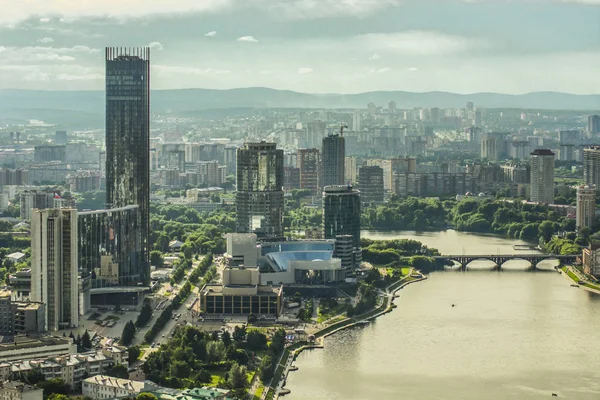 Rusya. Ekaterinburg. Görünüm şehir waterfront .