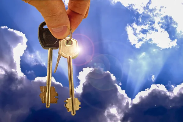 Arka plan mavi gökyüzü ve bulutlar üzerinde dairenin anahtarları . — Stok fotoğraf