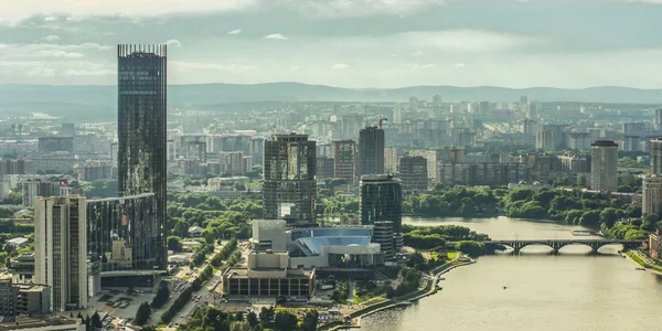 Rusya. Ekaterinburg. Görünüm şehir waterfront .