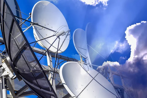 Equipamiento para conectar servicios vía satélite y por cable en el fondo del cielo azul  . —  Fotos de Stock