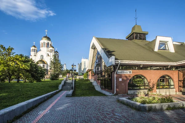 Ekaterinburg . Chamber theatre street of the proletarian overlooking the Temple-on-blood . — Stock Photo, Image