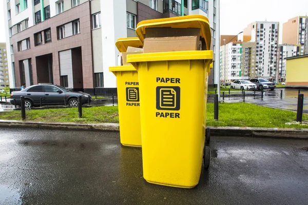 Plastik kaplar şehir bahçesinde atık kağıt için .