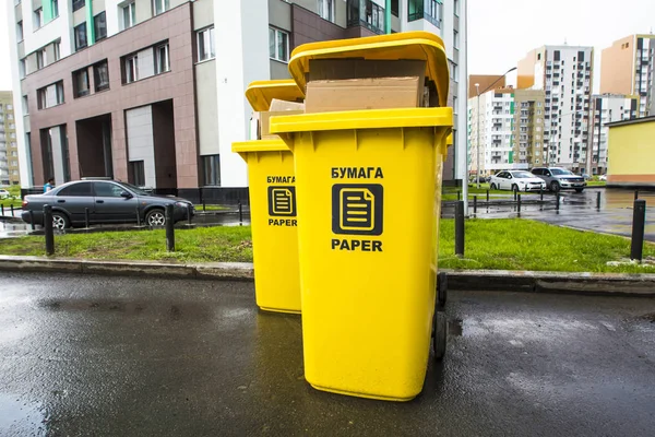 Plastik kaplar şehir bahçesinde atık kağıt için .