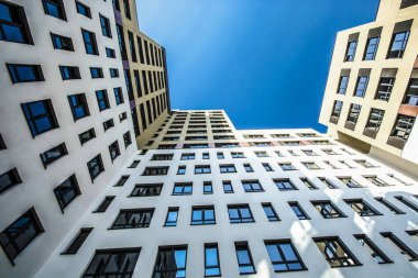 Yeni yüksek katlı apartmanın güzel cephe .