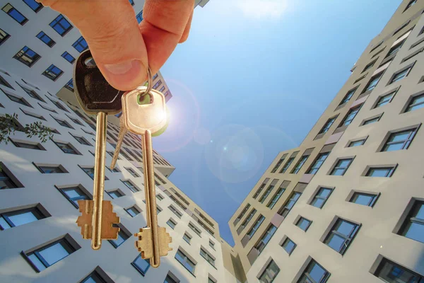 Die Schlüssel Zur Wohnung Hintergrund Der Hausfassade Das Konzept Des — Stockfoto