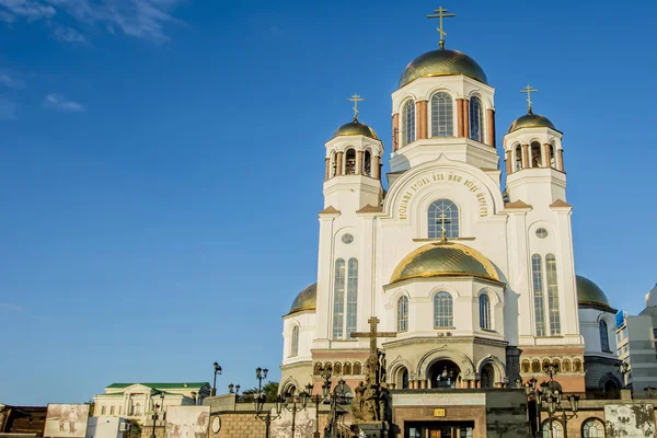 Росія. Єкатеринбург. Православна Церква на фоні пейзажу міста. — стокове фото