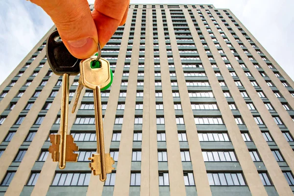 A kulcsokat a lakás, a háttérben a homlokzat a ház . — Stock Fotó