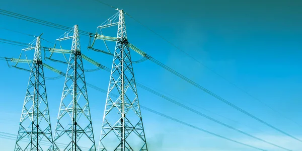 The electric transmission line on background of blue sky — Stock Photo, Image