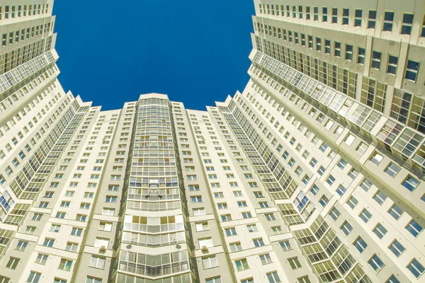 Die schöne Fassade des neuen Wohnhochhauses . — Stockfoto