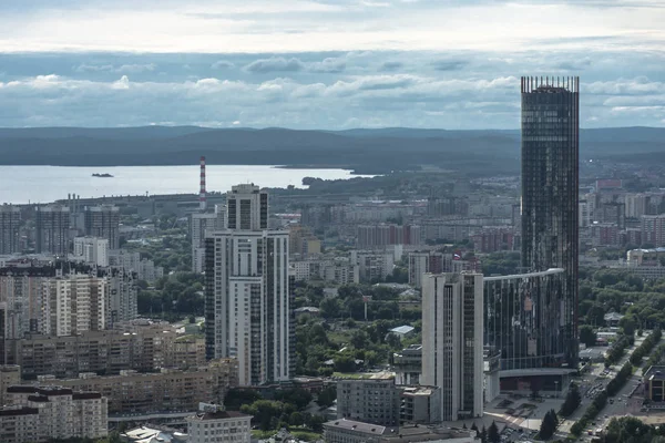 俄罗斯 叶卡特琳堡 城市滨水区视图 — 图库照片