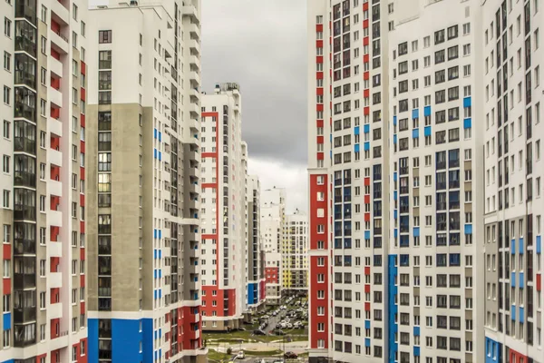 Η πρόσοψη του το νέο πολυόροφων κτιρίων κατοικιών . — Φωτογραφία Αρχείου