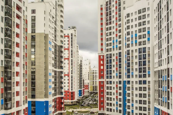 De gevel van de nieuwe residentiële hoogbouw . — Stockfoto