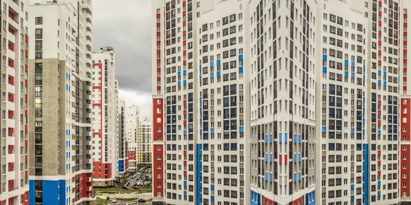 A fachada do novo edifício residencial  . — Fotografia de Stock