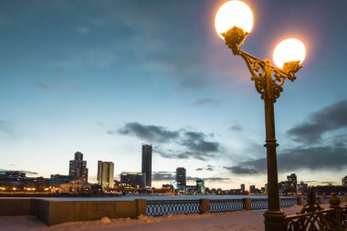 Rusya. Ekaterinburg. Görünüm şehir waterfront .