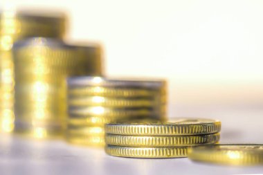 Paralar parmaklıklara istiflenmiş. Piyasa istikrarsızlığı kavramı .