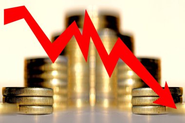 Paranın arka planında kırmızı ok var. Finansal istikrar değişimi kavramı .