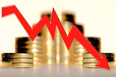 Paranın arka planında kırmızı ok var. Küresel ekonomik kriz kavramı .