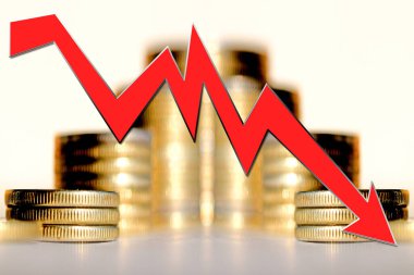 Paranın arka planında kırmızı ok var. Küresel ekonomik kriz kavramı .