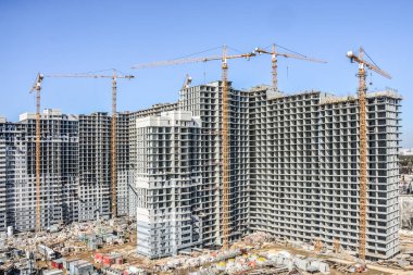 Gökyüzüne karşı yeni konut inşaatı. İnşaat iş kavramı .