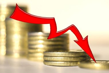 Paranın arka planında kırmızı ok var. Mali göstergeleri azaltma kavramı .