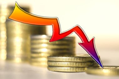 Paranın arka planında kırmızı ok var. Mali göstergeleri azaltma kavramı .