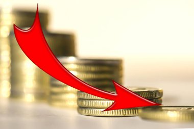 Paranın arka planında kırmızı ok var. Mali göstergeleri azaltma kavramı .