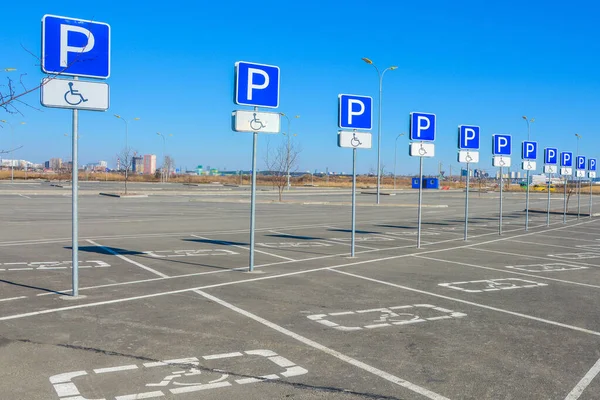 Nur Ausgeschilderte Behindertenparkplätze Das Konzept Der Betreuung Sozial Schwacher Gruppen — Stockfoto