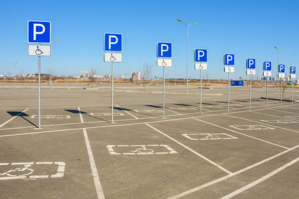 Nur Ausgeschilderte Behindertenparkplätze Das Konzept Der Betreuung Sozial Schwacher Gruppen — Stockfoto
