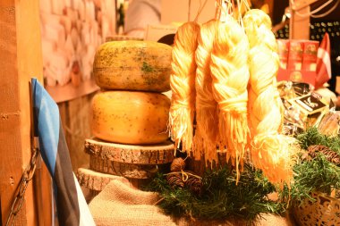 Tallin Belediye Meydanı 'nda Noel pazarında peynir