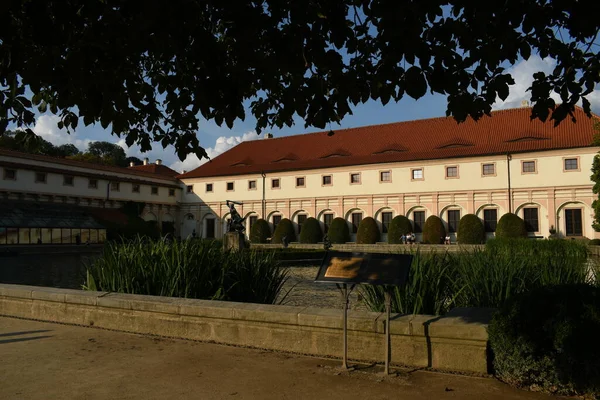 Prag Göleti Ağaçları Olan Wallenstein Sarayı Nın Bahçesi — Stok fotoğraf