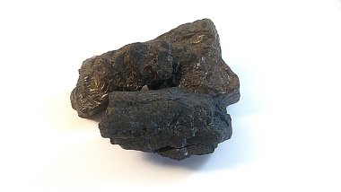 kömür beyaz arkaplanda izole edildi