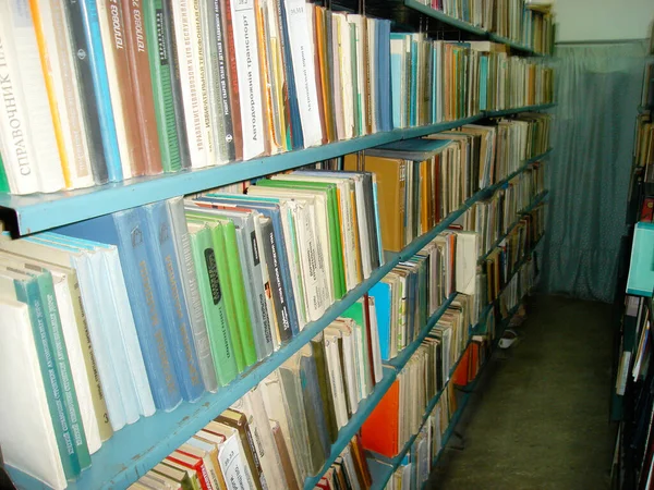 Scaffali della biblioteca — Foto Stock