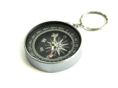 Beyaz arkaplanda pusula izole edildi