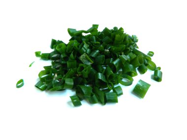 Beyaz arkaplanda yeşil soğan izole edildi