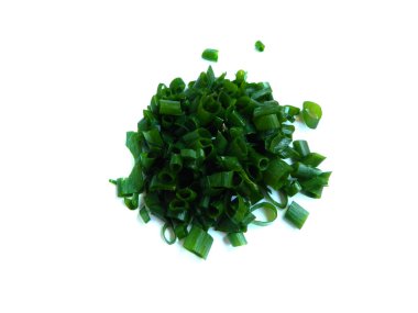 Beyaz arkaplanda yeşil soğan izole edildi