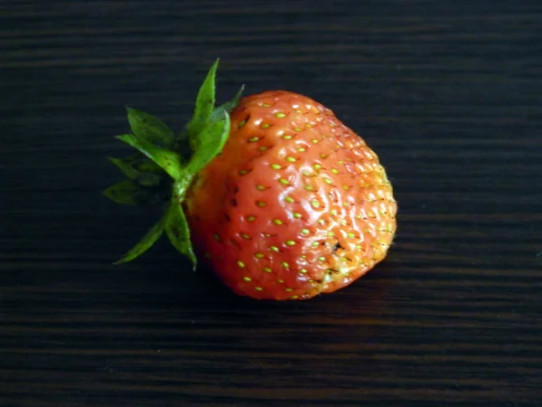 Erdbeere isoliert auf Holzgrund — Stockfoto