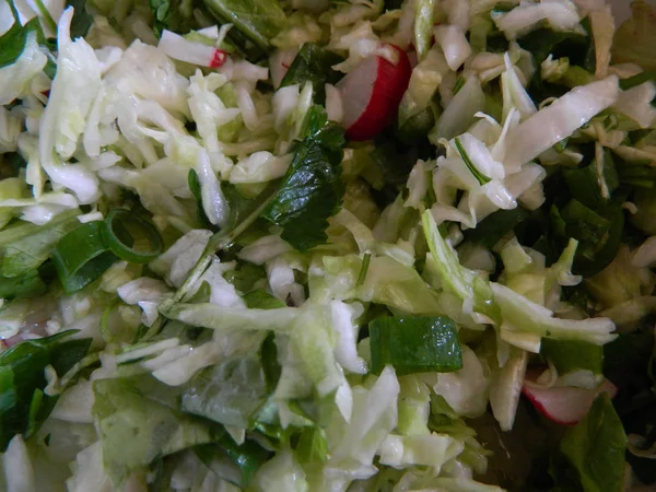 Ensalada aislada sobre fondo de madera — Foto de Stock