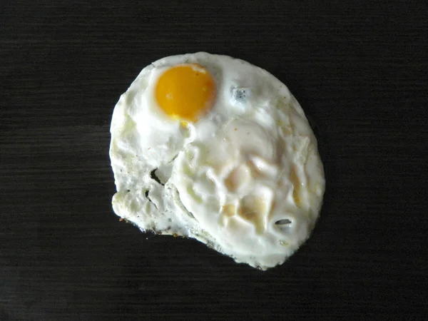 Huevos revueltos aislados sobre fondo de madera —  Fotos de Stock