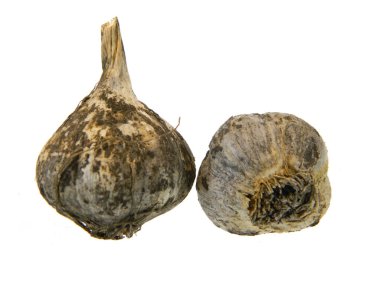 Beyaz arkaplanda sarımsak izole edilmiş.