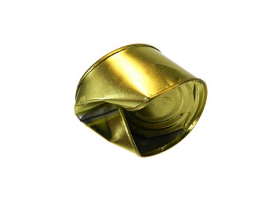 Beyaz arkaplanda izole edilmiş eski teneke kutu